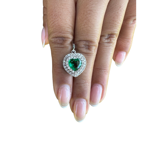 Dije Corazón de Esmeralda con Doble Carril de Diamantes – Oro Blanco 18K | Alta Joyería Furatena | Pieza de Colección