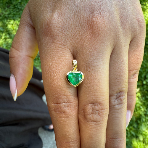 Dije de Esmeralda Natural corte Corazón – Oro 18K | Hecho a Mano en Colombia | Certificado Incluido
