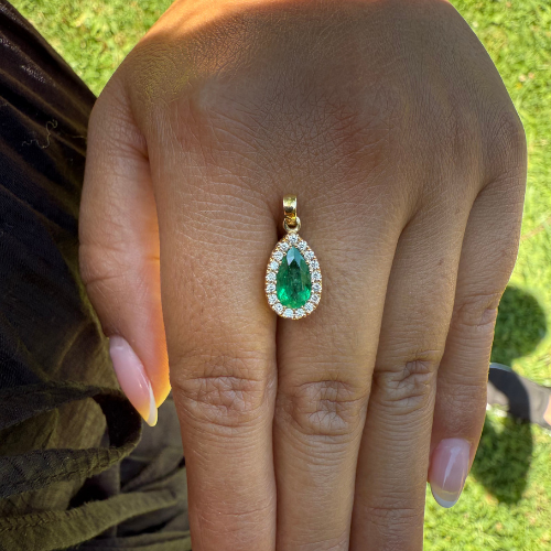 Dije de Esmeralda Natural en Forma de Lágrima con Diamantes – Oro 18K | Hecho a Mano en Colombia | Certificado Incluido