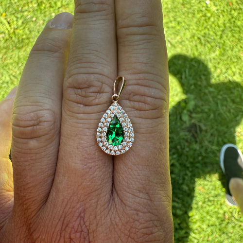 Dije Lágrima de Esmeralda Intensa con Doble Halo de Diamantes – Oro Rosa 18K | Hecho a Mano en Colombia | Joya de Alta Gama  |  Certificado incluido