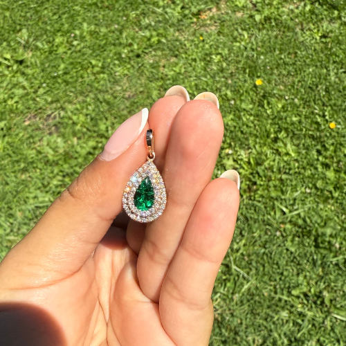 Dije Lágrima de Esmeralda Intensa con Doble Halo de Diamantes – Oro Rosa 18K | Hecho a Mano en Colombia | Joya de Alta Gama  |  Certificado incluido