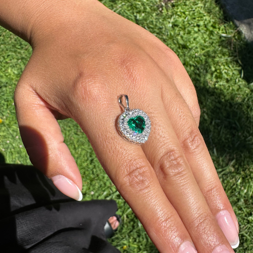 Dije Corazón de Esmeralda con Doble Carril de Diamantes – Oro Blanco 18K | Alta Joyería Furatena | Pieza de Colección