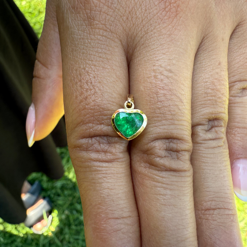 Dije de Esmeralda Natural corte Corazón – Oro 18K | Hecho a Mano en Colombia | Certificado Incluido