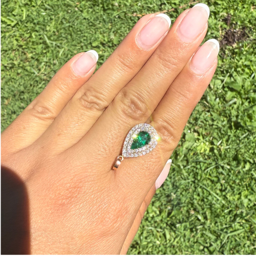 Dije Lágrima de Esmeralda Intensa con Doble Halo de Diamantes – Oro Rosa 18K | Hecho a Mano en Colombia | Joya de Alta Gama  |  Certificado incluido