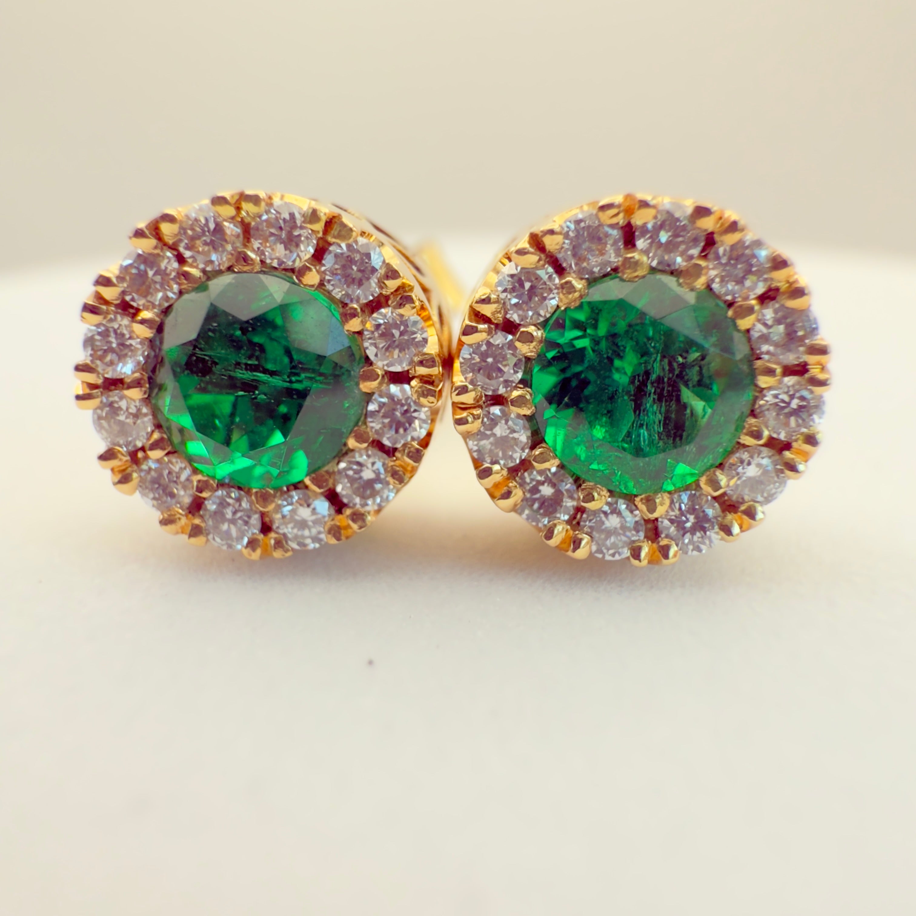 Aretes de Esmeralda y Diamantes en Oro 18K – Diseño Clásico Redondo | Certificado | Hechos a Mano en Colombia