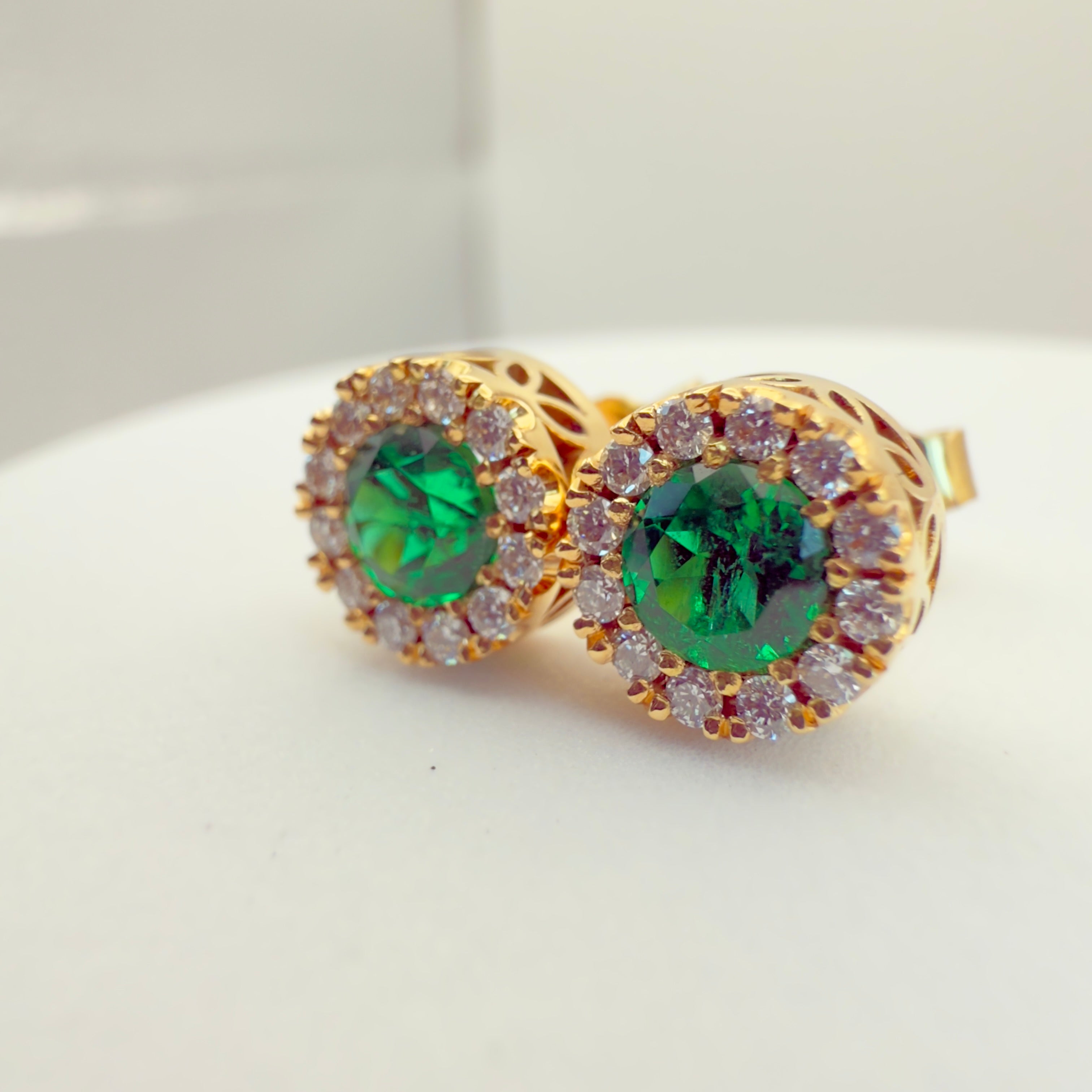 Aretes de Esmeralda y Diamantes en Oro 18K – Diseño Clásico Redondo | Certificado | Hechos a Mano en Colombia