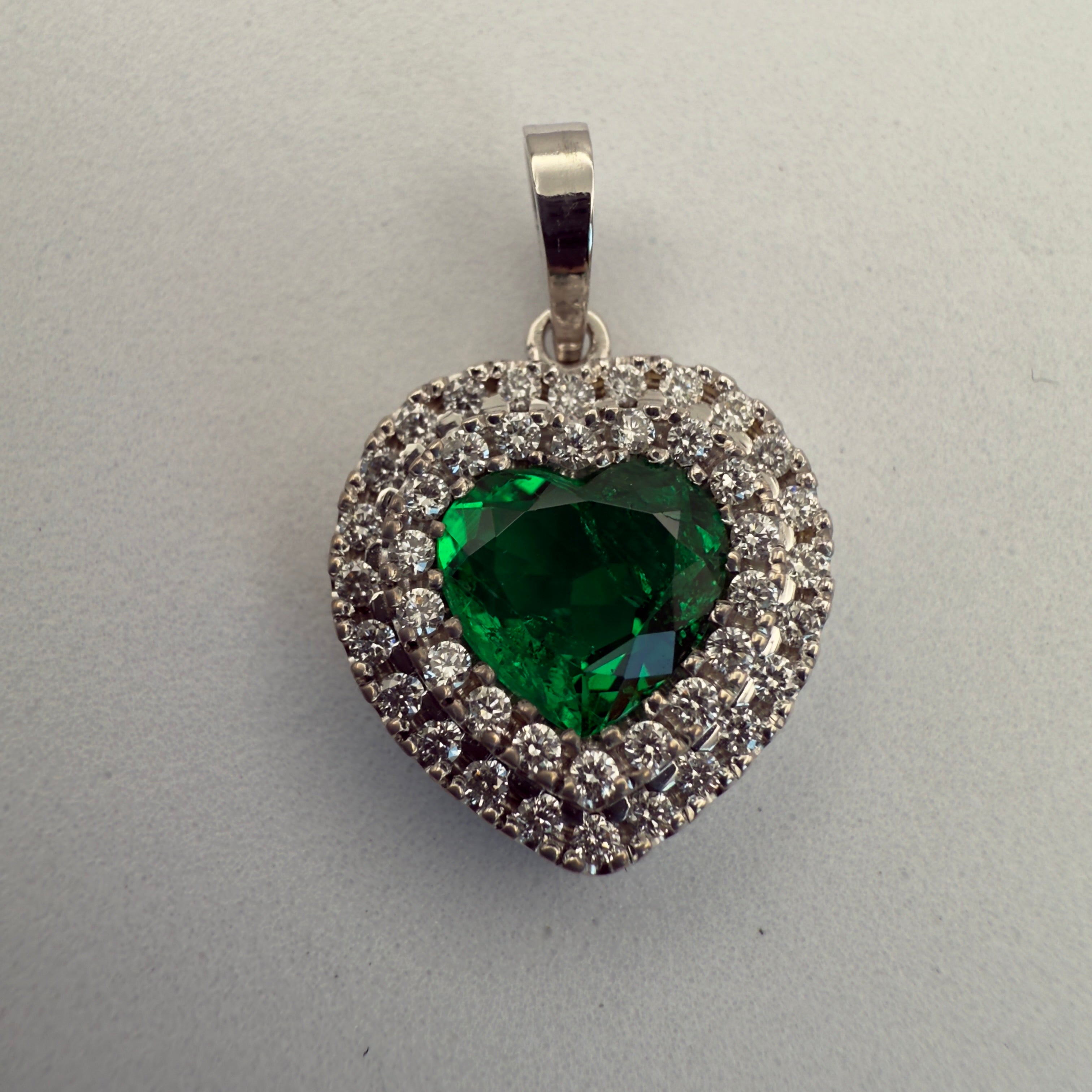 Dije Corazón de Esmeralda con Doble Carril de Diamantes – Oro Blanco 18K | Alta Joyería Furatena | Pieza de Colección
