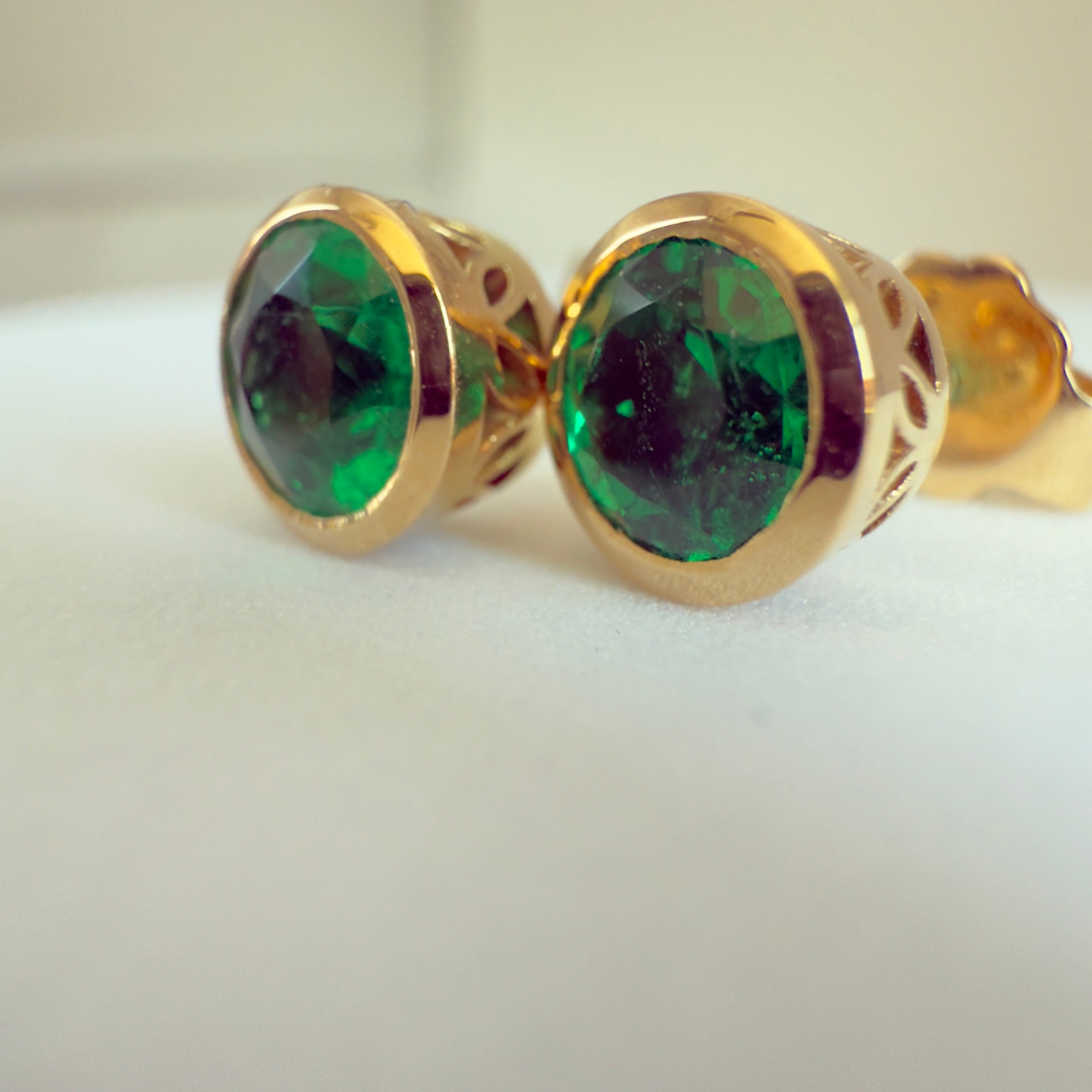 Aretes de Esmeralda Natural Colombiana en Oro 18K – Pendientes Atemporales Hechos a Mano | Certificado Incluido