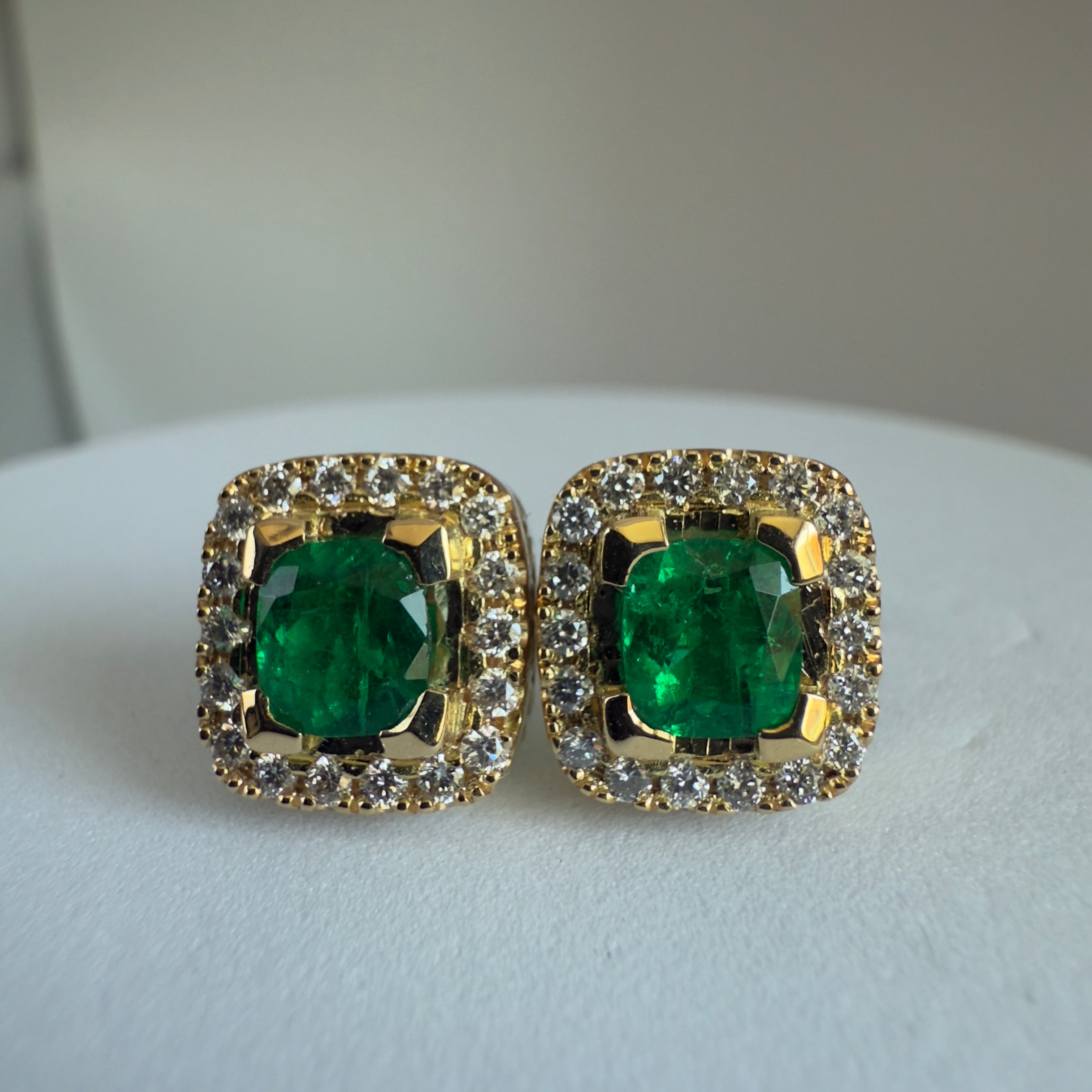 Aretes Cuadrados de Esmeralda y Diamantes en Oro 18K – Concorde Halo | Hechos a Mano en Colombia | Certificado Incluido