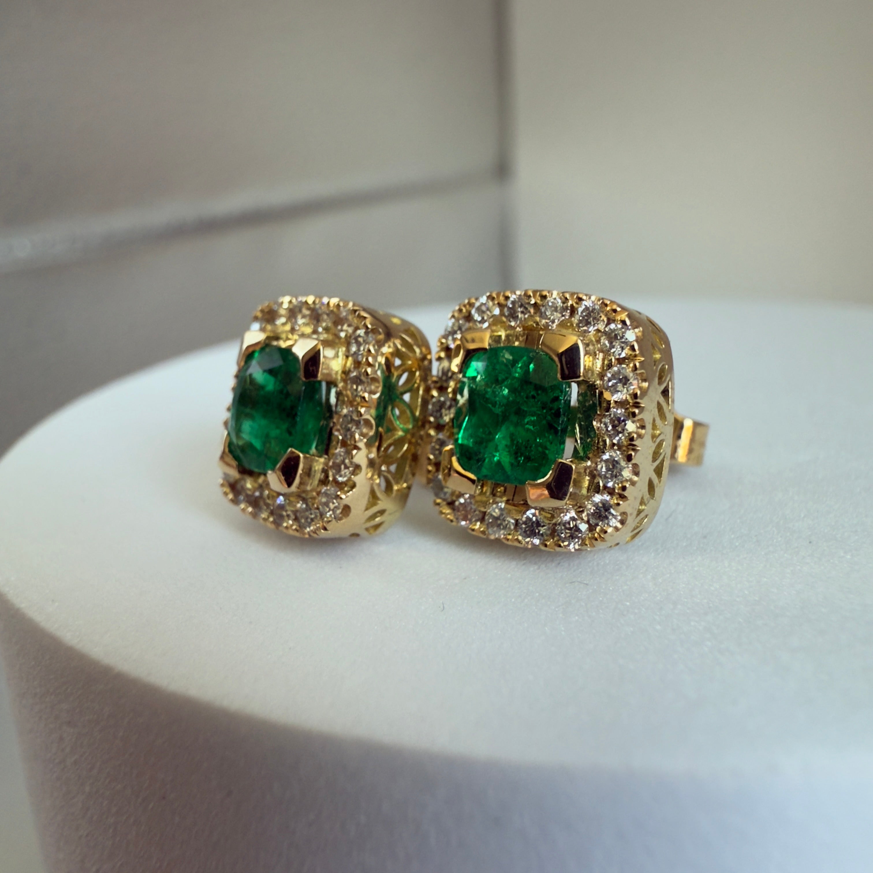 Aretes Cuadrados de Esmeralda y Diamantes en Oro 18K – Concorde Halo | Hechos a Mano en Colombia | Certificado Incluido