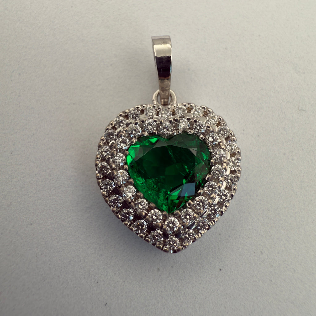 Dije Corazón de Esmeralda con Doble Carril de Diamantes – Oro Blanco 18K | Alta Joyería Furatena | Pieza de Colección