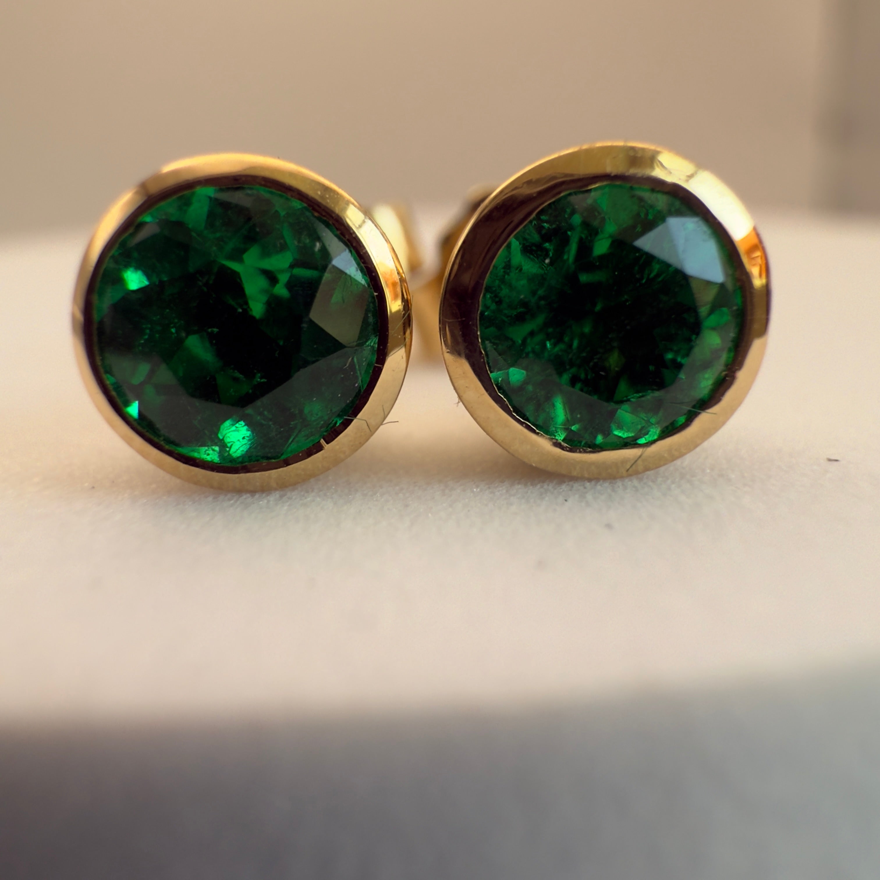 Aretes de Esmeralda Natural Colombiana en Oro 18K – Pendientes Atemporales Hechos a Mano | Certificado Incluido