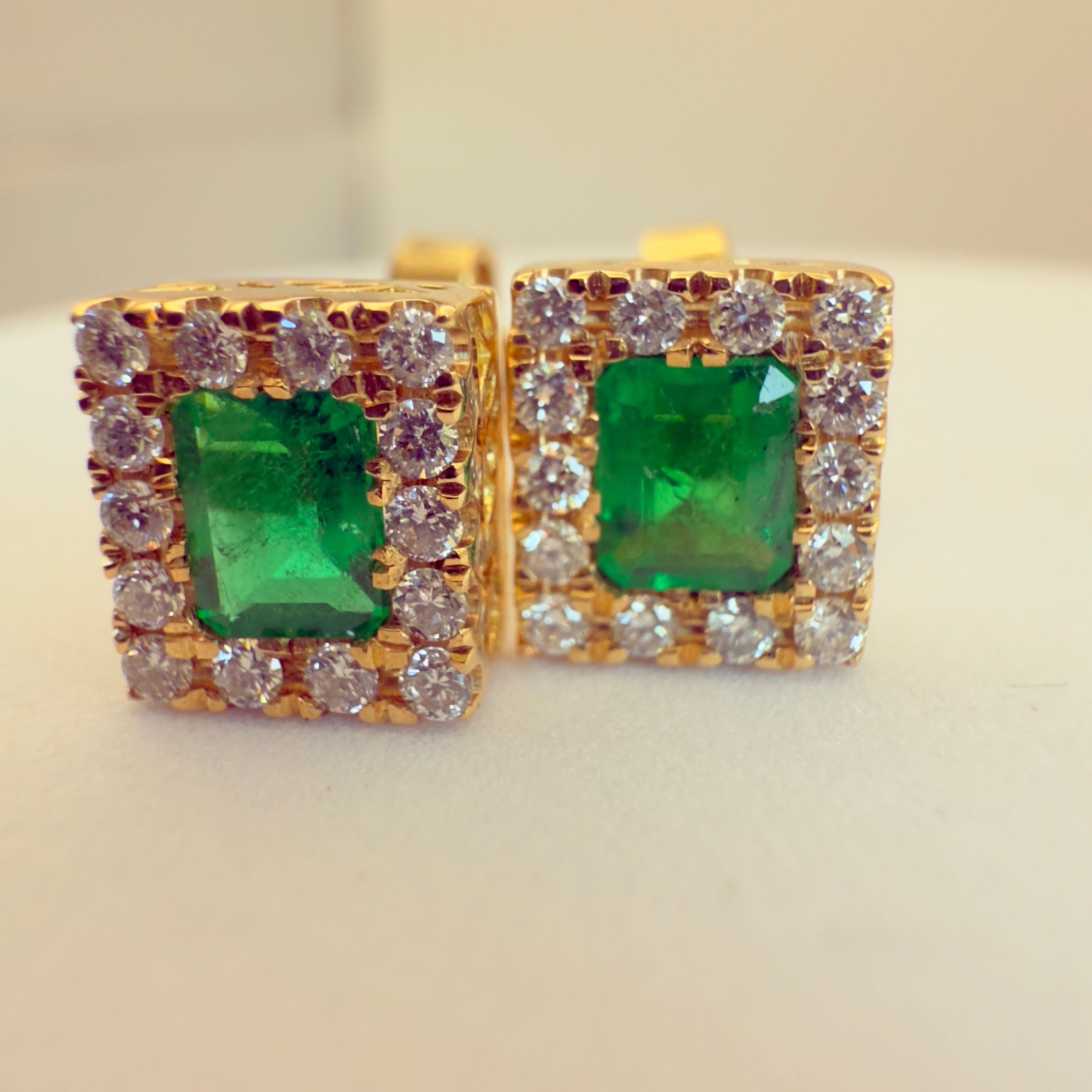 Aretes Cuadrados de Esmeralda Natural y Diamantes en Oro 18K – Hechos a Mano en Colombia | Diseño Elegante | Certificado Incluido